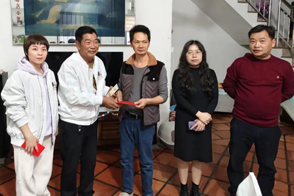 云霄縣云陵工業(yè)開發(fā)區(qū)領導、上坑村村委會領導與振牌集團領導一行慰問困難群眾